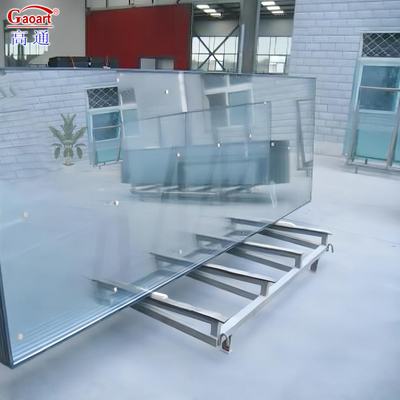 Grote gebouw met gebouwde beugel, zonder raam, gehard glas, met platte structuur