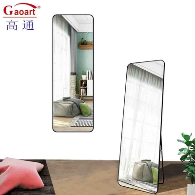 Wandspiegel in de woonkamer met stand vollengte Grote glasspiegel in oud goud