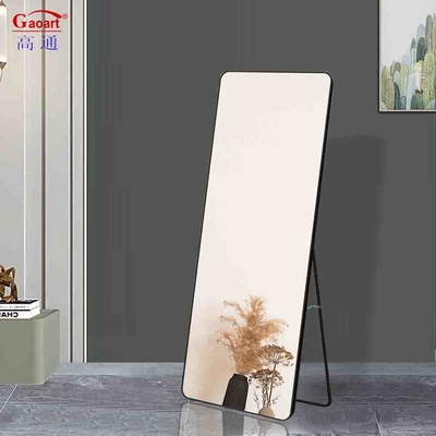 Stijlvolle moderne grote wandvloerspiegel voor luxe badkamer dans studio decoratie