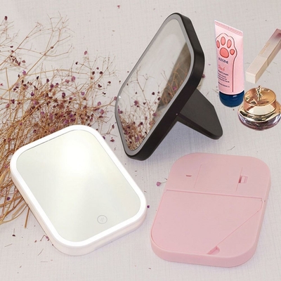 Maak je altijd en overal klaar met deze handige reiscosmetische lichtspiegel