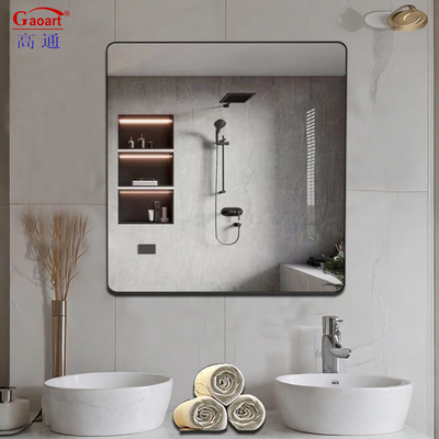 Maak een luxe woning met een elegante raamspiegel aan de muur