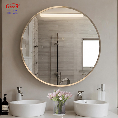Maak een luxe woning met een elegante raamspiegel aan de muur