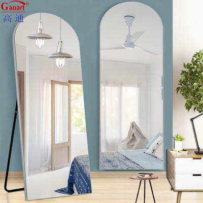 Minimalistische raamspiegel voor een eenvoudige en schone design-esthetiek