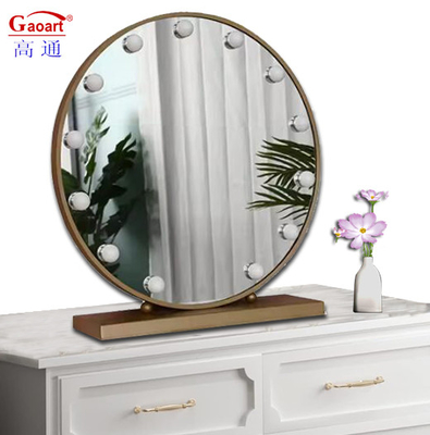 Zoek de perfecte verlichting voor je make-up met Hollywood Mirror