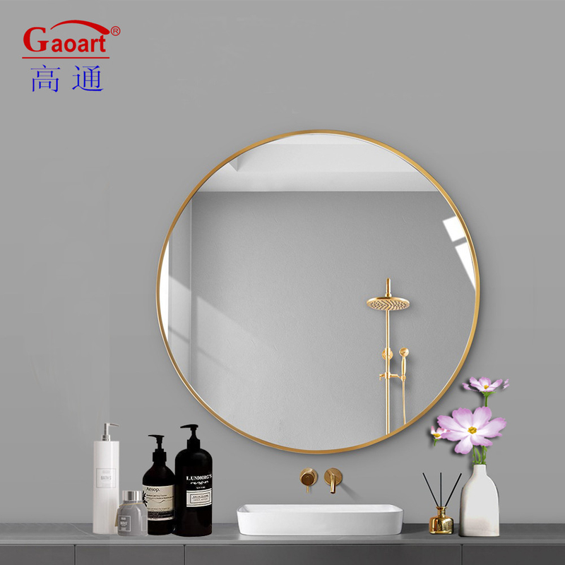 Stijlvolle woonkamer decoratie met decoratieve ovale muur spiegel in elegante stijl